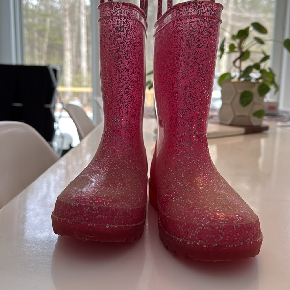 It’s Been GUC  pink and sparkly brand zoogs could use a cleaning